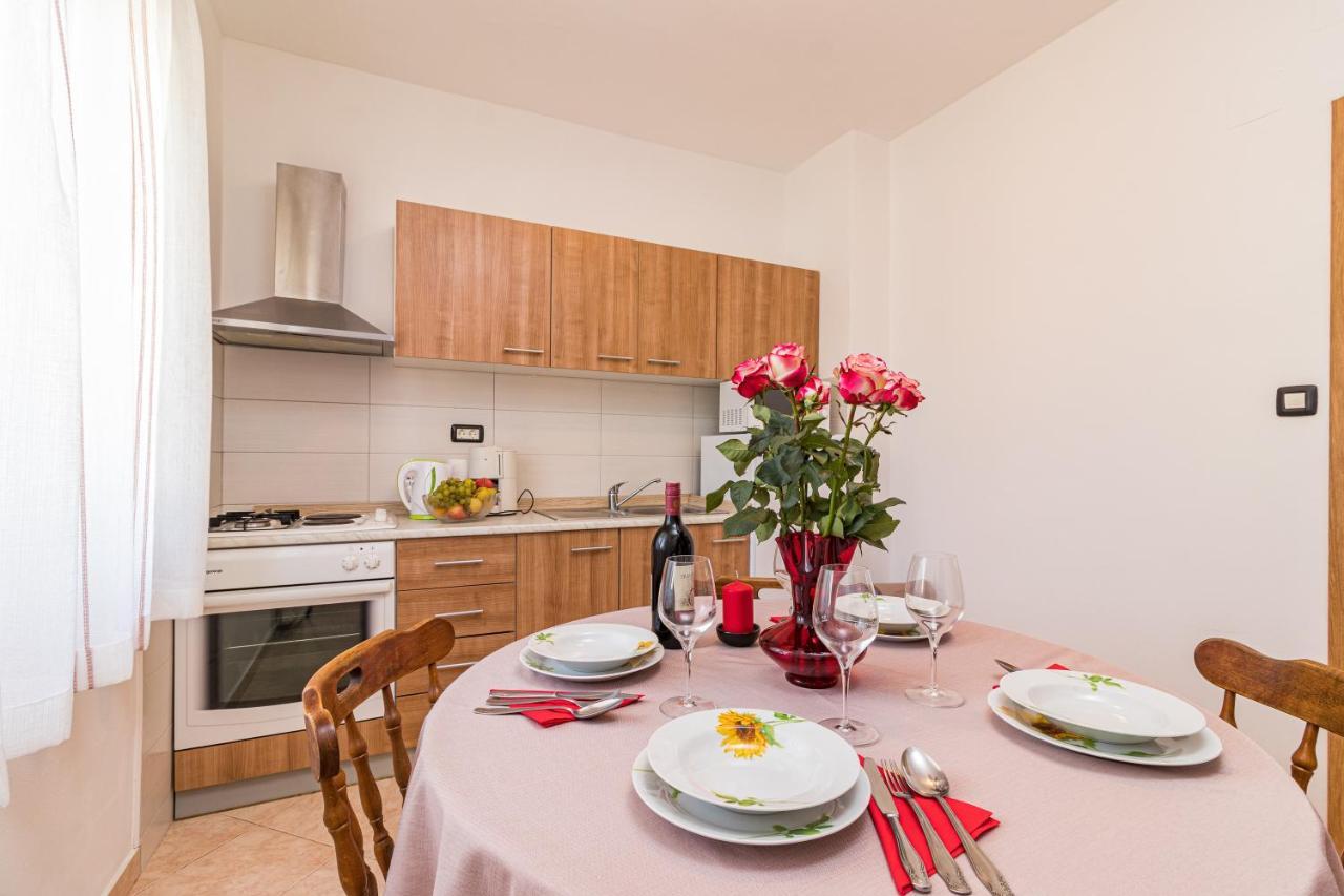 Apartment Holiday House Damir - 1 And 2 - Happy